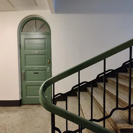 Downtown, Steps From Train Station Apartment *